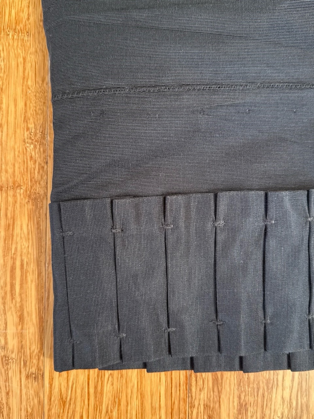 Reiss London Classic Black Pleated Hem Pencil Skirt . Size 6 $200 MSRP. - Picture 2 of 8